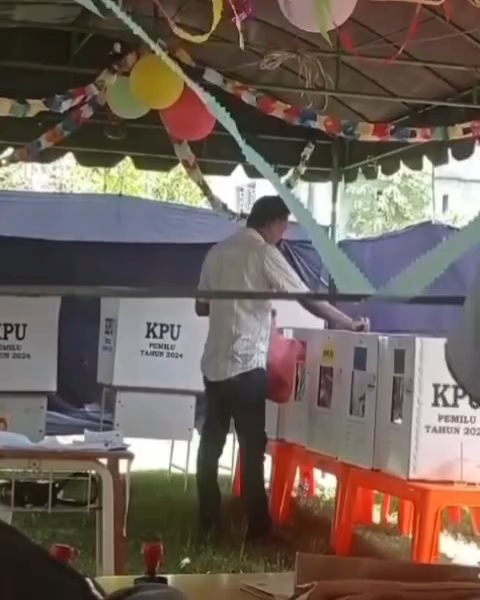 Viral, Caleg di Pidie Jaya Masukan Sekantong Surat Suara ke Kotak