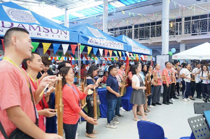 Suara Angklung Meriahkan Festival Kuliner di Adamson University Filipina