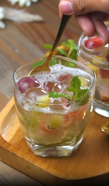 Minuman segar berbahan dasar jeli dan buah, sangat segar di tenggorokan. (Foto: Dok. Endeus TV)