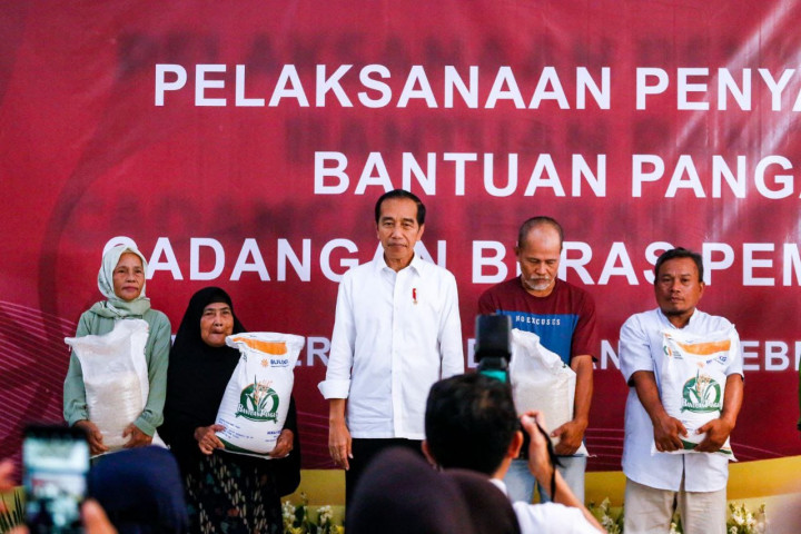 Wali Kota Tangsel Dampingi Presiden Serahkan Bantuan Pangan