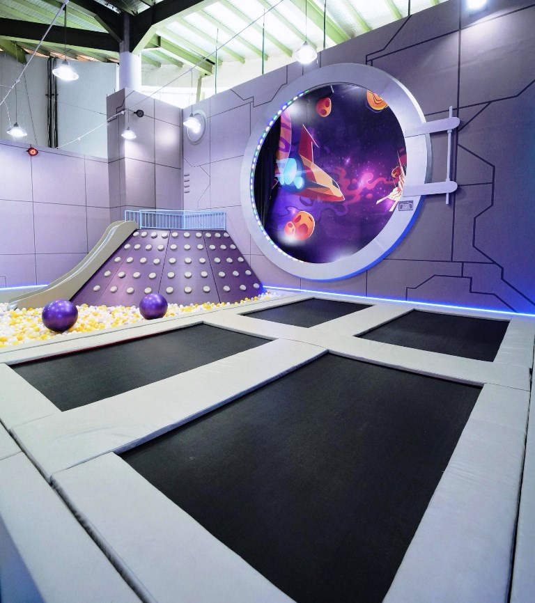 Tidak hanya memiliki wahana yang lengkap, WonderZone juga merancang setiap sudutnya dengan ciamik melalui dominasi warna ungu dan putih. Dok. Ist