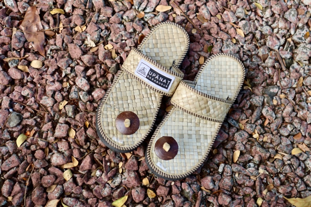 Sandal ini terdiri empat bagian di antaranya: strap, alas ata, penjepit, dan alas bawah. Dok. Kemenparekraf