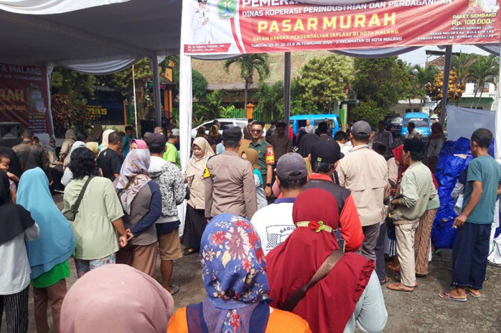 Warga Serbu Pasar Murah di Malang