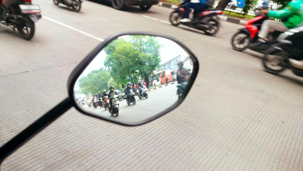 Ilustrasi para pengendara sepeda motor di jalan raya. WMS