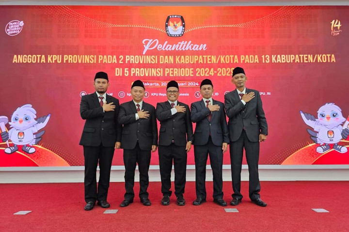 Ketua KPU RI Resmi Lantik Lima Anggota KPU Riau Periode 2024-2029