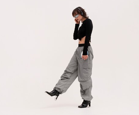 Perpaduan celana kargo, cropped top dan ankle boots membuatmu terlihat paling fashionable. (Foto: Ilustrasi. Dok. Freepik.com)