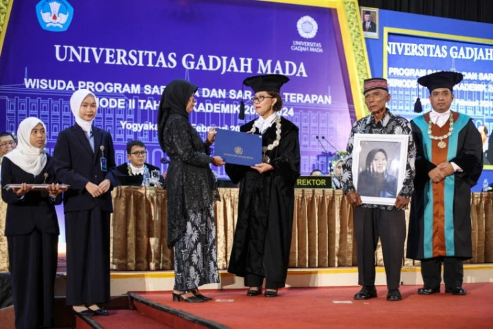 Haru, Orang Tua Hadiri Wisuda Mahasiswa UGM yang Meninggal di Hari Pendadaran