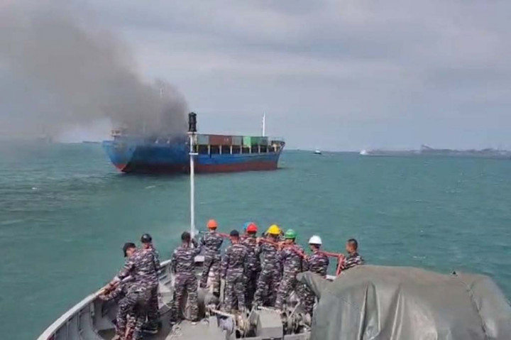 Kapal Kargo Bermuatan Puluhan Kontainer Terbakar di Perairan Batam