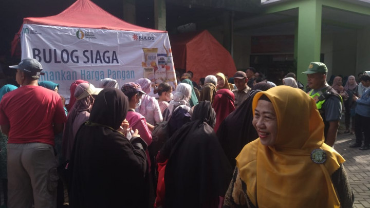 Harga Beras Naik, Ratusan Warga Rela Antre Pangan Murah di Bekasi