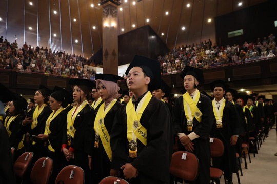 UGM Wisuda 1.577 Lulusan Program Sarjana dan D4, Rektor Sampaikan Pesan Ini