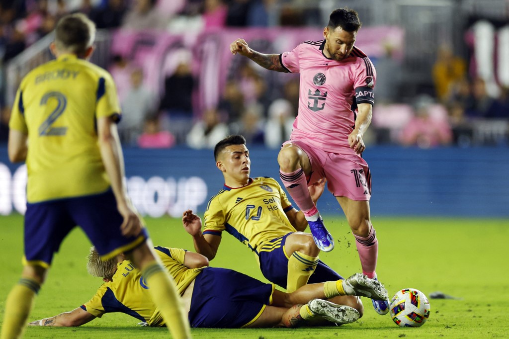 Messi lewati lawan yang terkapar (Foto: Mike Ehrmann  GETTY IMAGES NORTH AMERICA  Getty Images via AFP)