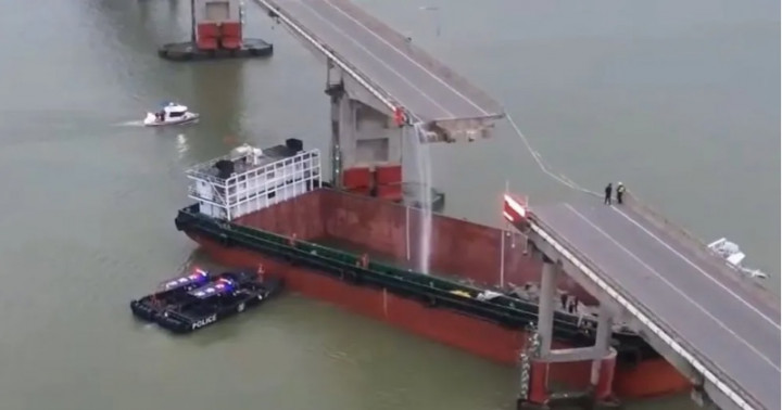 Kapal Kargo Tabrak Jembatan di Tiongkok, Dua Orang Tewas