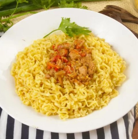Penyuka pedas, gaskeun mari bikin mi goreng bertabur sambal matah. (Foto: Dok. Endeus TV)
