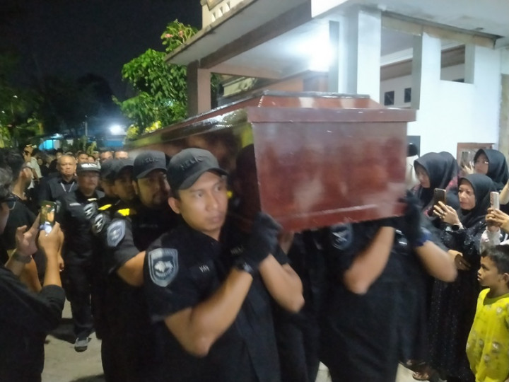 Isak Tangis Sambut Jasad Kopilot Heli Jatuh di Halmahera