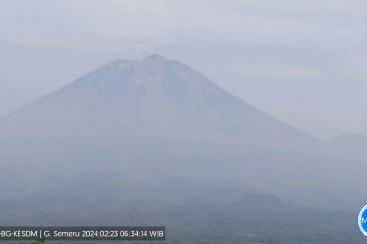 Semeru Erupsi Lontarkan Abu Vulkanik Setinggi 400 Meter