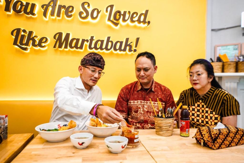 Menparekraf saat mencicipi Martabak Pecenongan. Dok. Kemenparekraf