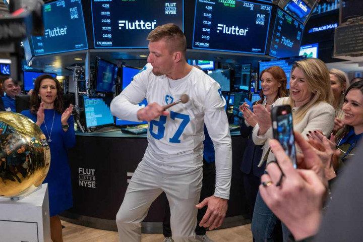 Dow Jones Cetak Rekor, Nasdaq Paling Banyak Raup <i>Cuan</i>