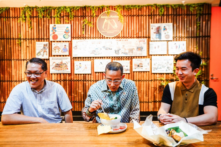 Promosikan Pariwisata Indonesia, Menparekraf Cicipi Nasi Bungkus di Sydney