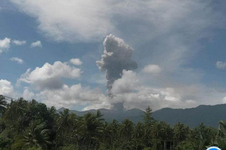 Gunung Dukono Erupsi Muntahkan Abu Vulkanik Setinggi 2,7 Kilometer