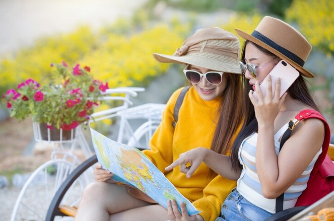 Kelompok wisatawan Gen-Z dan Millenials lebih suka mencari inspirasi liburan langsung dengan membuka media sosial. Ilustrasi-Freepik