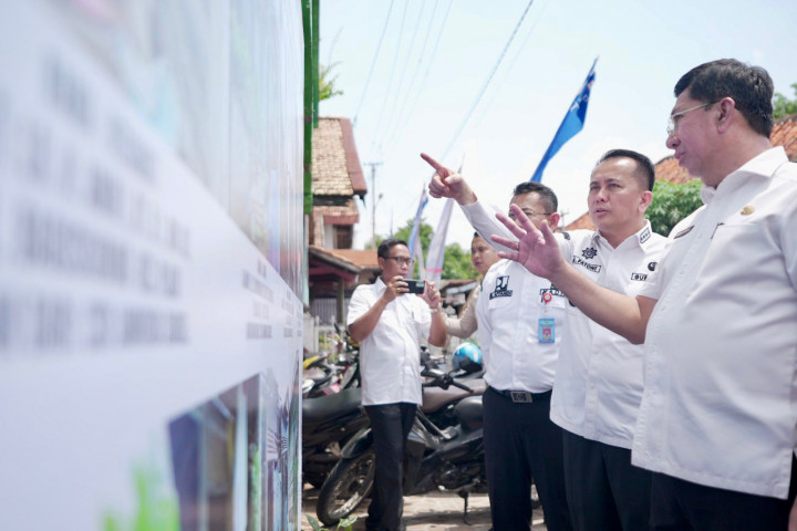 Pj Gubernur Sumsel Luncurkan Program Bedah Rumah dan Pemberian Sanitasi Serentak