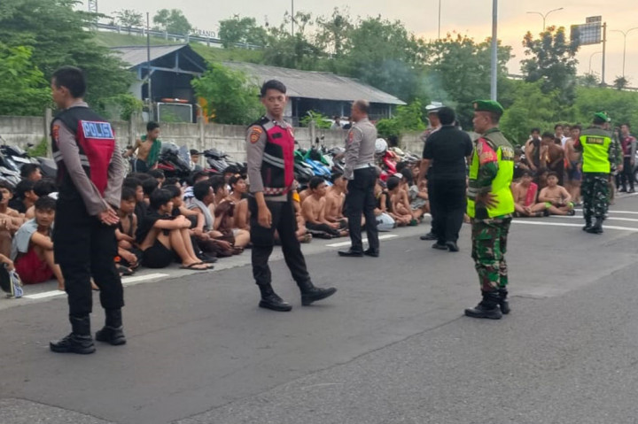 Petugas Gabungan Tertibkan Balap Liar di Lingkar Mas Waru