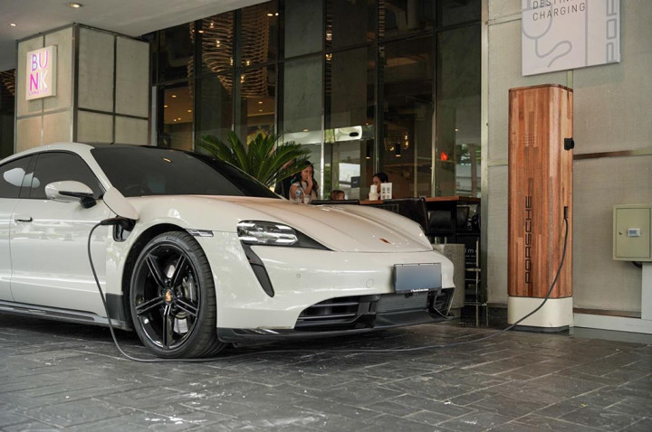Porsche Mulai Bangun Jaringan Charging Station di Jakarta