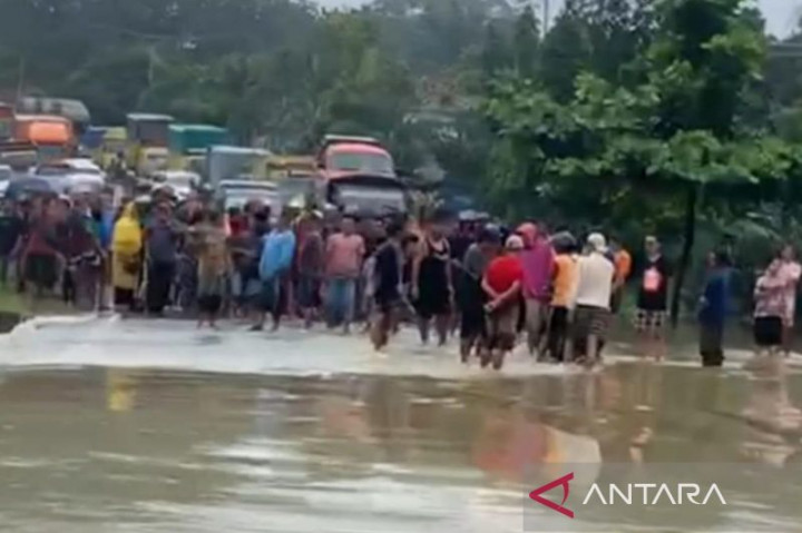 Jalan Nasional Jambi-Padang Lumpuh Total Akibat Banjir