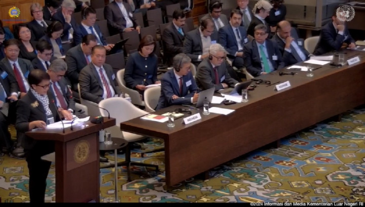 Wearing a Keffiyeh, Foreign Minister Retno: No Country Is Above the Law!