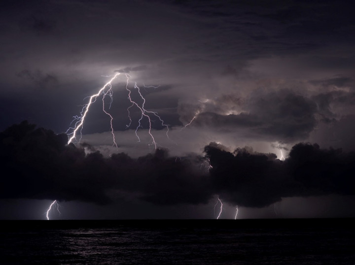 2 Mahasiswa Unpad Tersambar Petir saat Kamping