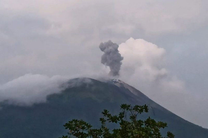 Erupsi Gunung Ile Lewotolok Tunjukkan Aktivitas Peningkatan