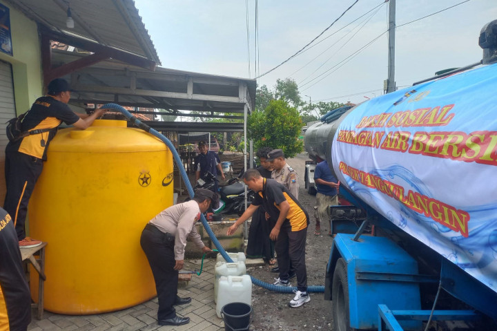 Polsek Tanggulangin Berikan Bantuan Air Bersih di Desa Terdampak Banjir