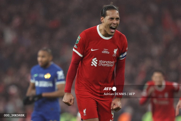 Virgil van Dijk Persembahkan Piala Liga Inggris untuk Liverpool