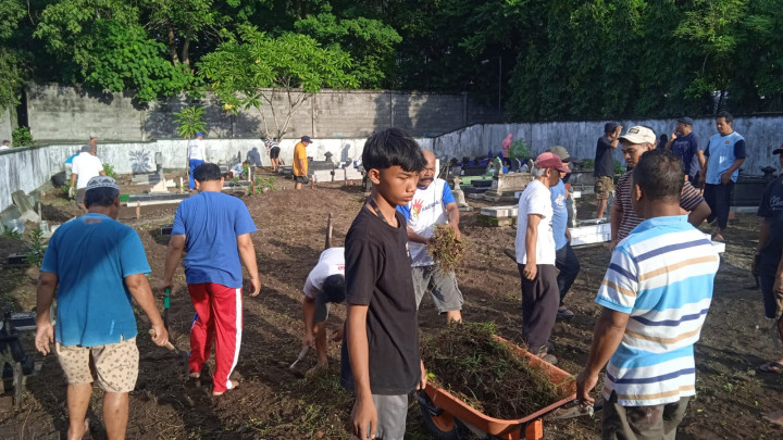 Warga Sleman Sambut Ramadan dengan Bersih Makam dan Lingkungan