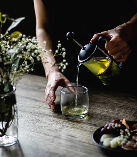 Stres Sehabis Bekerja Seharian? Seduh 5 Teh Ini untuk Menenangkan Kamu