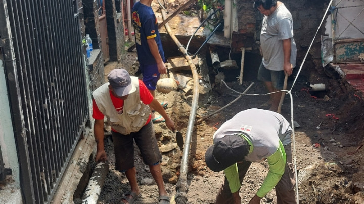 Pipa PDAM Bocor, Ruas Jalan di Permukiman Warga Amblas