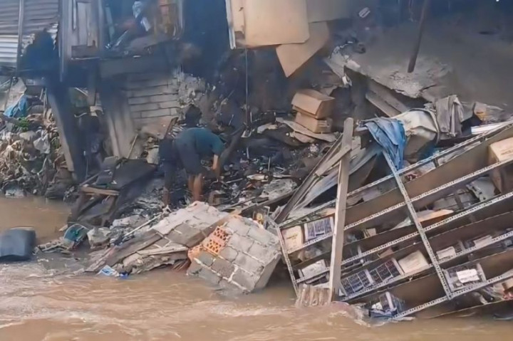 Longsor Bantaran Kali Baru, 3 Bangunan Ruko di Pasar Rebo Roboh