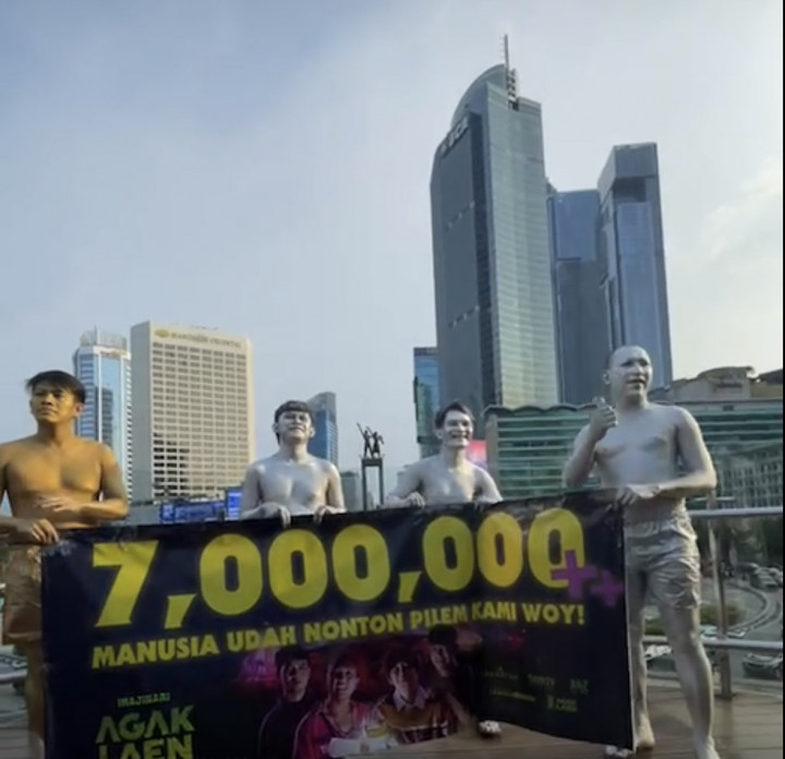 Pemain Film Agak Laen Penuhi Janji Jadi Manusia Silver di Bundaran HI