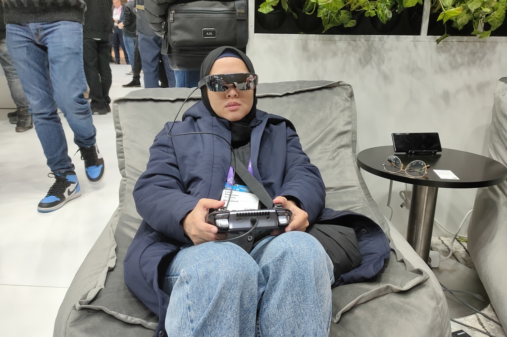 Tecno memamerkan set gaming berteknologi AR, Pocket Go, di MWC Barcelona 2024.