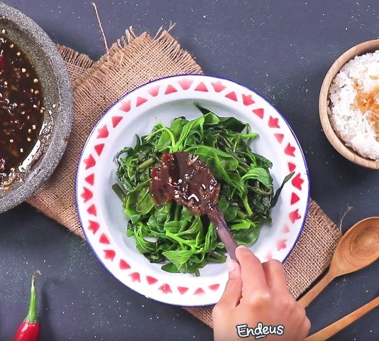 Resep khas Solo ini mantul banget. Yuk ah, recook resep brambang asem ini. (Foto: Dok. Endeus TV)