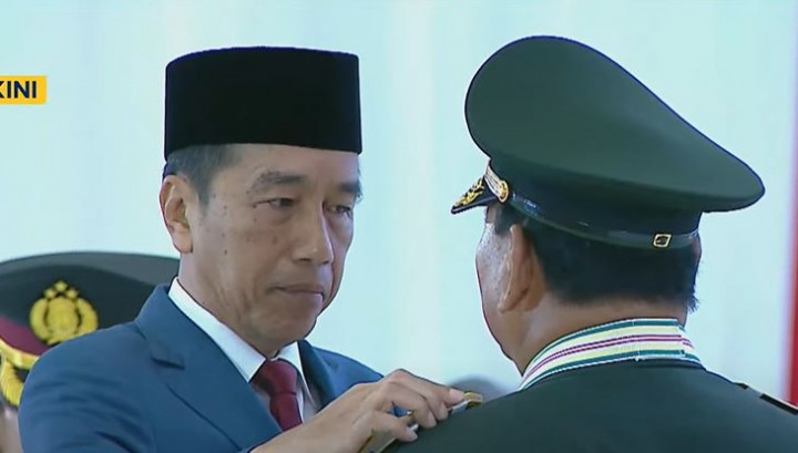 Pilih Beri Pangkat Kehormatan ke Prabowo Ketimbang Membereskan Harga Beras, Jokowi Dikritik
