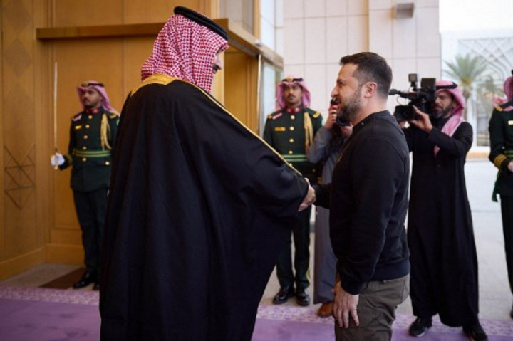 Bersama Pangeran Salman, Zelensky Bahas Solusi Perang Rusia-Ukraina