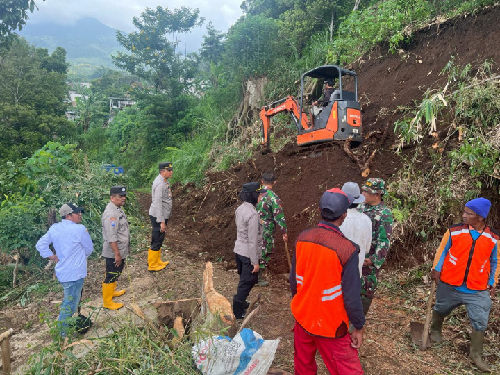 Jalan Penghubung Desa di Wagir Malang Tertimbun Longsor