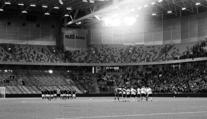 Unik! Fotografer Ini Pakai Kamera Berusia 127 Tahun untuk Potret Laga Sepak Bola