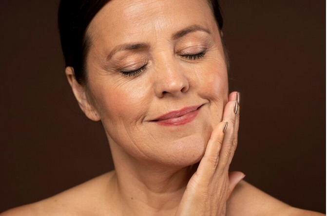 Cara Merawat Wajah ketika Kolagen Menurun di Usia 50 Tahun