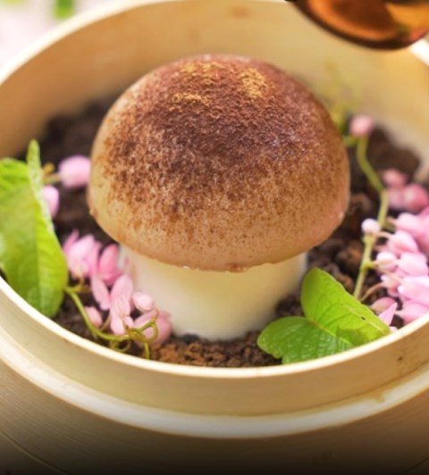 Puding yang gemoy ini disentuh akan bergetar. Yuk, buat di rumah jiggly pudding berbentuk mushroom. (Foto: Dok. Endeus TV)