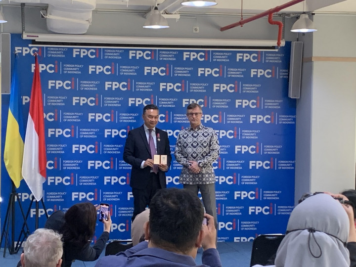 Dukung Perdamaian Ukraina, Dino Patti Djalal Terima Penghargaan dari Zelensky