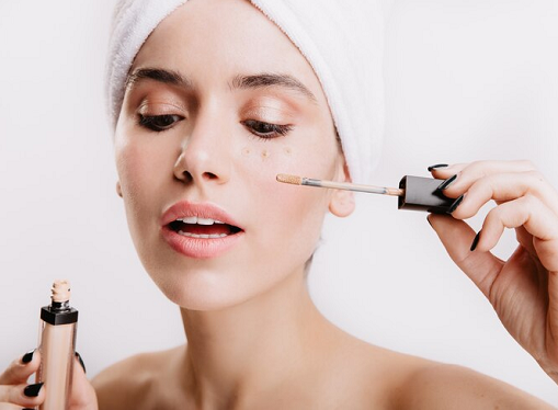 Concealer dapat mencerahkan wajah, menutupi noda, dan menyembunyikan lingkaran bawah mata. (Foto: Ilustrasi. Dok. Freepik.com)