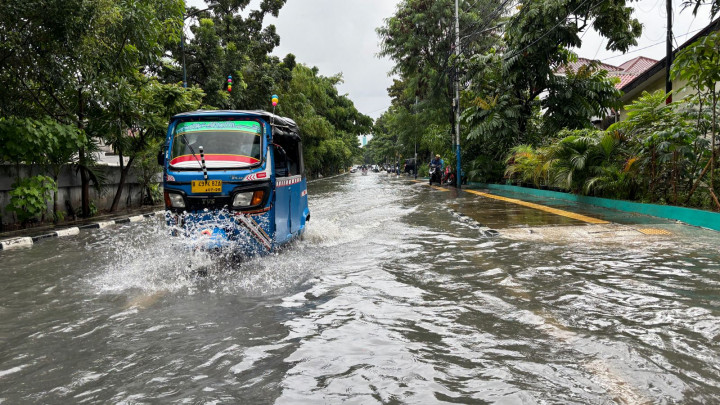 3 Kelurahan di Cempaka Putih Terendam Banjir, Akses Jalan Terputus