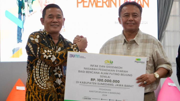 Pegadaian Salurkan Bantuan untuk Warga Terdampak Angin Kencang di Sumedang